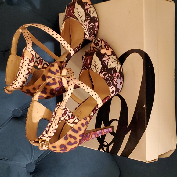 Nine West 5" heels size 7 very narrow multi color only worn twice. - Picture 2 of 4